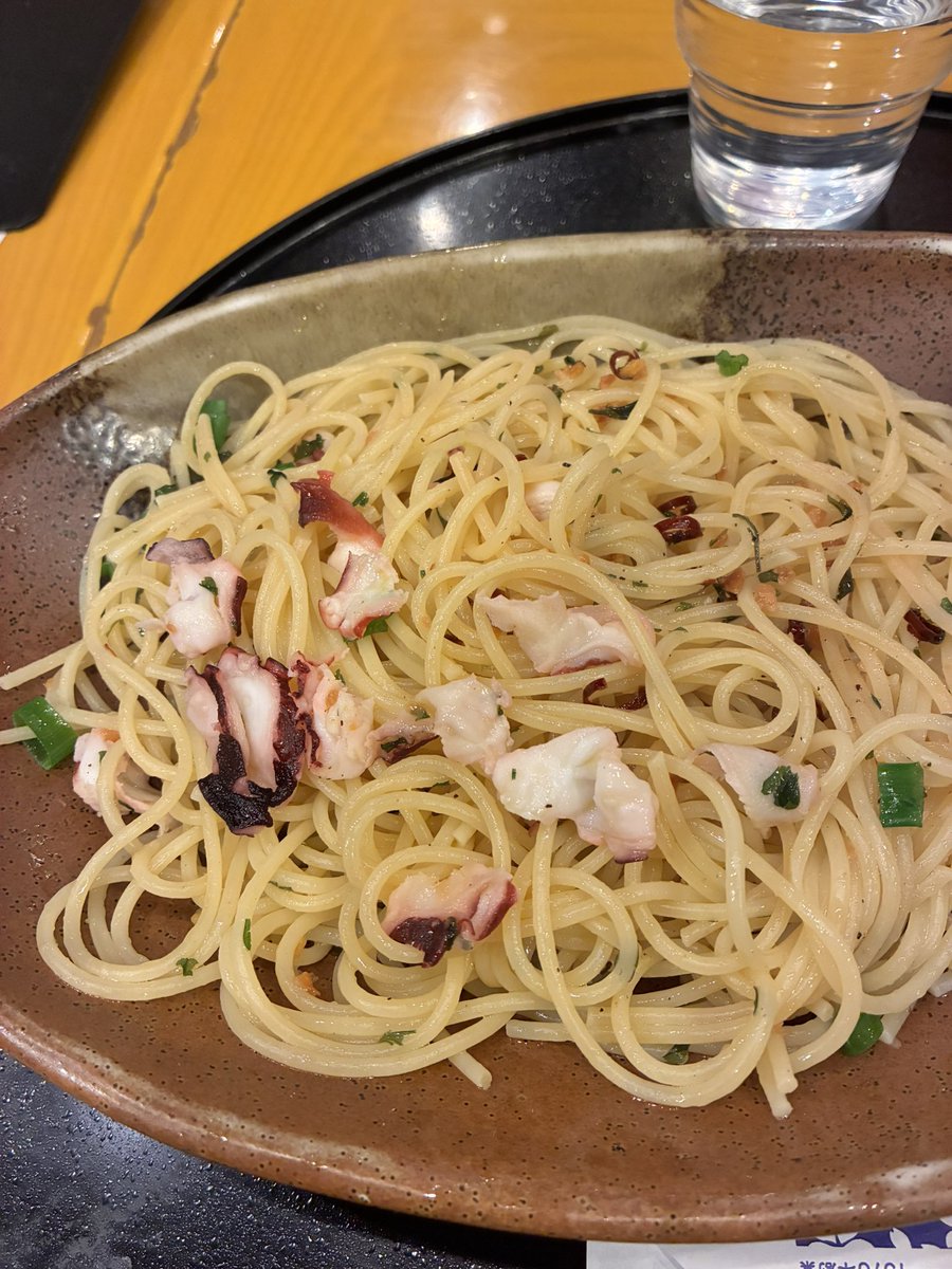ddopenessstimee's tweet photo. パスタ食べたくて近かった五右衛門に。たこのペペロンチーノ美味しそう！って思って頼んだらこれ。あまりにも写真詐欺 https://t.co/8WMaFYwKbQ