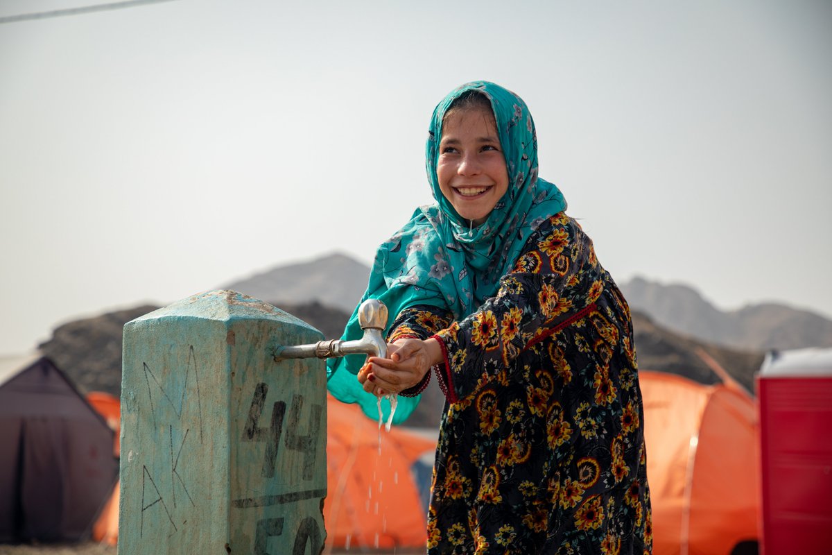 Meet Ayesha, 11, an Afghan returnee from Pakistan who washes her hands and face with fresh and clean tap water at Torkham Zero Point, #Afghanistan.

With support from <a href="/Sida/">Sida</a>, <a href="/UNICEFAfg/">UNICEF Afghanistan</a> provides returnees with safe water to protect them from water borne diseases. 💧