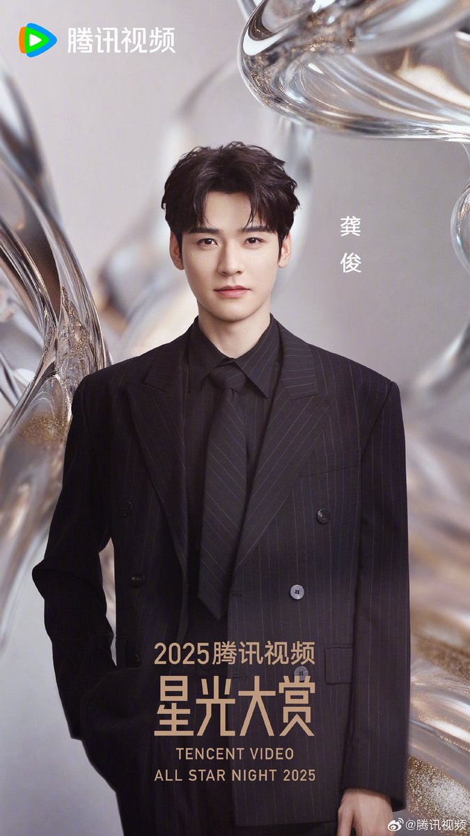 #GongJun #龚俊 #SimonGong #龚俊Simon #กงจวิ้น #공준 #ゴンジュン

จาก “ความจริง” สู่ “จินตนาการ” จาก “ช่วงเวลานี้” สู่ “ความเวิ้งว้างไร้ขอบเขต”

ท่ามกลางการหมุนเวียนของแสงและเงา เรื่องราวนับไม่ถ้วนที่ยังไม่เคยถูกเห็น กำลังพลุ่งพล่านออกมาจากหัวใจ

ร่วมกับ กงจวิ้น มุ่งหน้าไปยัง