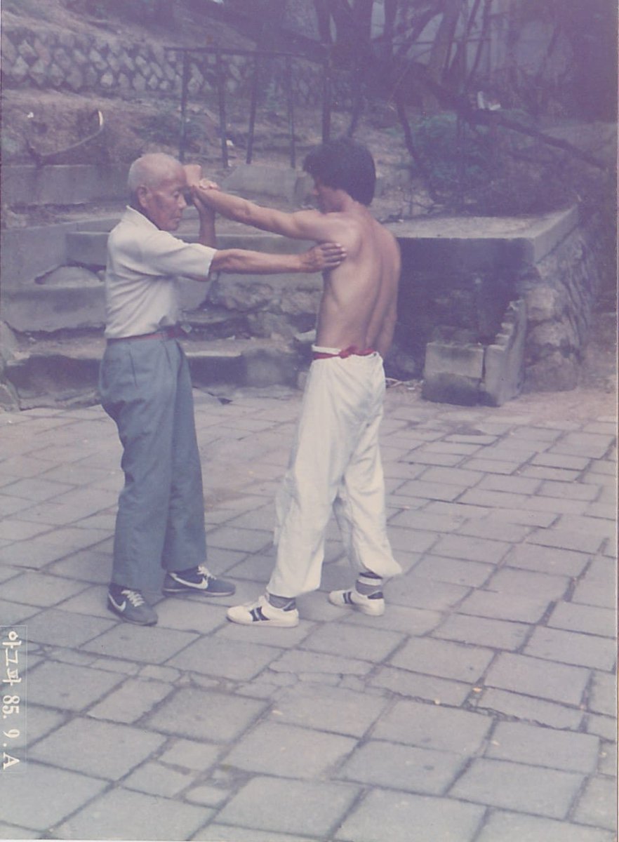 Woo_yong_gok's tweet image. "태껸은 계보가 끊어져서, 각 단체가 지들 멋대로 복원하고 정통 주장하는 거 아니야? 전통도 아니고 복원 무술이네"

몇 년 전까지는 맞는 이야기였을 수 있다. 실제로 자료가 없고 송덕기 옹에게 배우지 못했던 사람들이 '자신들이 생각한 태껸'을 복원하려 했으니 말이다.

그러나 대사건이…