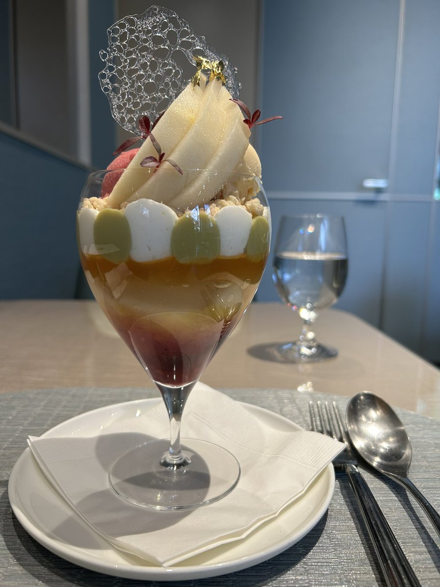 【エンポリオアルマーニカフェ】
“洋梨ミックスベリーアーモンドのパフェ”

今月は瑞々しいルレクチェとプラリネの香ばしい冬パフェ🎄🍐🫚🍨
ジンジャークランブルの塩気とピスタチオクリーム。ラズベリーライチソルベの甘みと酸味のコントラスト♪オレンジとクローブ香るジュレ、大歓声で称えたい🙌✨