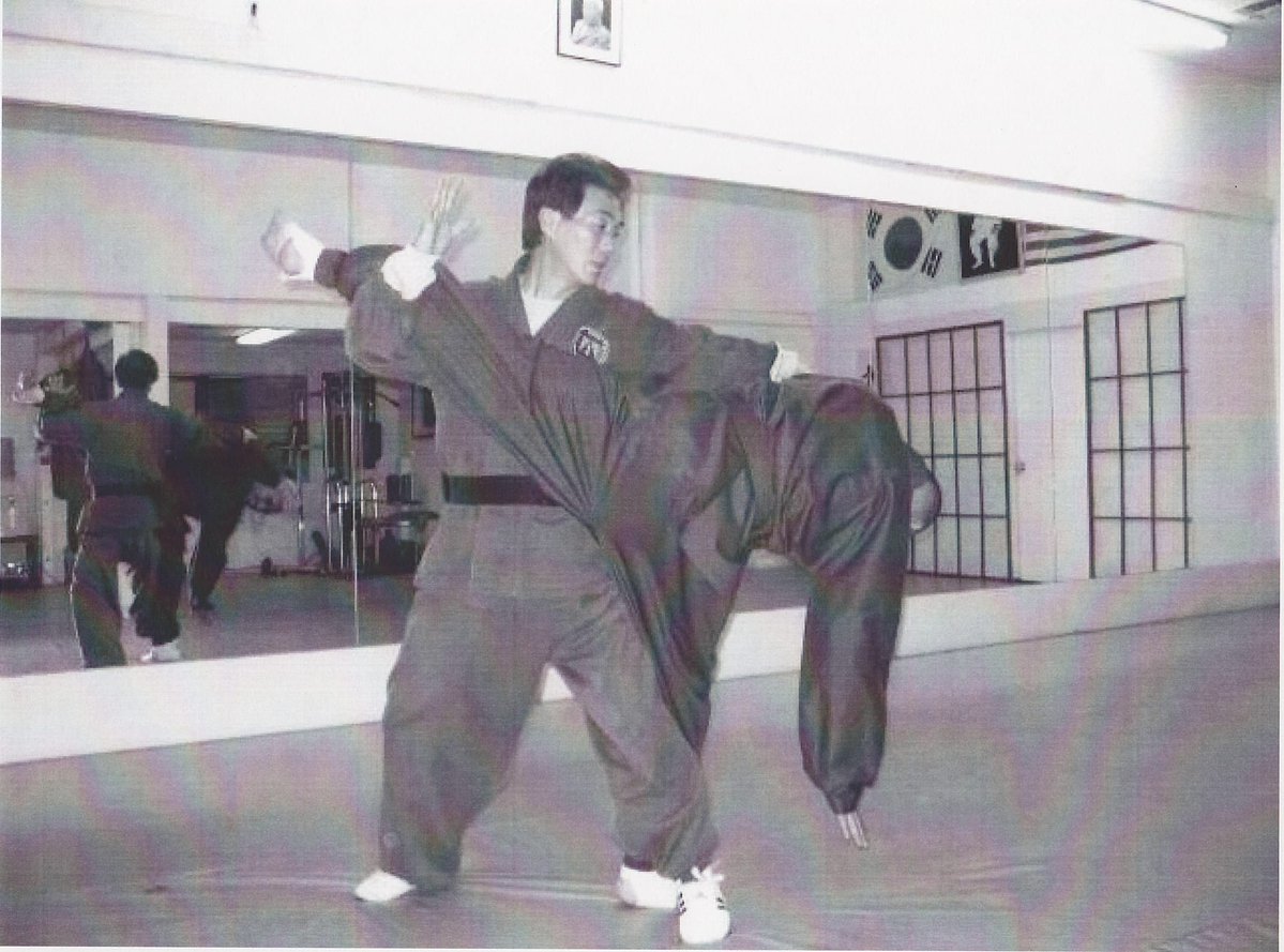 Woo_yong_gok's tweet image. "태껸은 계보가 끊어져서, 각 단체가 지들 멋대로 복원하고 정통 주장하는 거 아니야? 전통도 아니고 복원 무술이네"

몇 년 전까지는 맞는 이야기였을 수 있다. 실제로 자료가 없고 송덕기 옹에게 배우지 못했던 사람들이 '자신들이 생각한 태껸'을 복원하려 했으니 말이다.

그러나 대사건이…