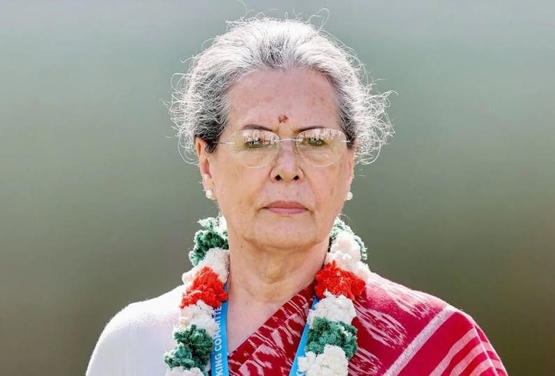 Shekharcoool5's tweet photo. इटलीच्या ओर्बासानो शहरात सोनिया गांधींचे लहाणपण गेले. सोनियांचे 
वडील पशुपालक शेतकरी स्टेफानो मायनो हे बांधकाम व्यावसायिक 
होते. सोनियांना इंग्रजीचा अभ्यास करण्यासाठी त्यांनी १९६५ साली 
केंब्रिज युनिव्हर्सिटीत पाठवलं होतं.

मुलीला इटलीहून इंग्लंड मध्ये शिकायला ठेवण्याचा आर्थिक भार 
मायनो कुटुंबाला सहज परवडणारा होता. मात्र स्वकमाई करुन 
शैक्षणिक भार उचलण्याची सोनियांची इच्छा होती. म्हणून काॅलेजनंतर 
एका हाॅटेल मध्ये त्या काम करत. हाच धागा पकडून केवळ सोनियांनी 
राजीव गांधींसोबत लग्न केल्यानंतरही केवळ द्वेषापोटी स्वतःला सनातनी 
हिंदू म्हणवणाऱ्यांनी सोनिया गांधींना 'बारगर्ल' ठरवले, हयातभर 
हिणवले.

सोनिया गांधींची आईच्या आई म्हणजे त्यांच्या आजीच्या नावाच्या 
स्मरणार्थ एडविग एंटोनिया अलबिनो मायनो असे त्यांचे बप्तिस्मा देताना 
नामकरण केले होते. मात्र घरात त्यांना सोनिया म्हटले जायचे. भारतात 
केवळ द्वेषापोटी स्वतःला सुसंस्कृत सनातनी हिंदू म्हणवणाऱ्यांनी 
सोनियांच्या द्वेषापोटी त्यांचे नाव 'एंटोनिया मायनो' म्हणून पसरवले.

पती राजीव गांधींच्या हत्येनंतर सोनियांच्या पुढे दोनच पर्याय होते. 
पहिला पर्याय इटलीतील ओर्बासानो शहरात परत जाणे. पंडित 
जवाहरलाल नेहरु यांच्या वारश्याचा त्याग करुन उर्वरीत आयुष्य जगणे.

आणि दुसरा पर्याय, जन्माने, वंशाने, वारश्याने भारतीय असलेल्या दोन्ही 
मुलांचे संगोपन भारतातच करणे. भारतीय सून म्हणून नेहरु, इंदिरा, 
राजीव वैचारिक वारश्याचं ओझं घेऊन भारतीय सूनेचं कर्तव्य बजावणे.

सोनियांनी आपल्या जबाबदारीपासून पळ काढला नाही. पतीच्या 
निधनानंतर 'माझं उरलेलं आयुष्य आता इथेच आहे.' हा निर्धार करुन 
भारतीय गलिच्छ राजकारणात कंबर कसून एका विदेशी वंशाच्या 
महिलेने उतरणे भल्याभल्या हिंदूना मानवलं नाही. विदेशी वंश हा मुद्दा 
एका कर्तबगार भारतीय सुनेच्या मुल्यमापनाचा निकष ज्यांनी केला 
त्यांना सोनियांनी कृतीतून उत्तर दिले.

ज्या हिंदू धर्मात केवळ एका स्त्रीच्या विटंबनेमुळे श्रीकृष्णाने धर्म 
संस्थापना केली. त्याच धर्मात केवळ राजकीय द्वेषापोटी एका स्त्रीच्या 
बदनामीचाया मर्यादेची कमाल पातळी गाठणारे बेशरम स्वयंघोषित 
हिंदूत्ववादी पुढे सरसावले. तरीही त्या सोनियांनी अशा बदनामीला भीक 
घातली नाही.

भारतासारख्या धर्माधिष्ठित व पुरुषसत्ताक देशात इंदिरा गांधींनंतर हा 
देश विदेशी महिला म्हणून स्विकारेल की नाही? हा प्रश्न असतानाही 
आपल्या मुलांचं भविष्य कायमस्वरुपी संरक्षणाच्या दृष्टीने धोक्यात 
घालून पतीचे अर्धवट सुटलेले कार्य पूर्ण करण्यासाठी 'अभियोग्यताहीन 
हिंदुत्ववादी पुरुषांच्या' समोर सोनिया गांधी राजकीय आखाड्यात 
उतरल्या हाच त्यांच्या भारतीय पातिव्रत्याचा सणसणीत पुरावा आहे.
फॅसिस्ट राष्ट्रात जन्माला आलेली महिला, भारतीय सून होवून भारतीय 
संविधानाशी कटिबद्ध राहते. कमालीचा संयम दाखवते. मुलांना 
हिंदुत्ववादी विखारी विकृतीकडे दुर्लक्ष करायला शिकवते. पतीच्या 
मारेकऱ्यांना माफ करते.

अशा या महिलेत धर्माच्या गारद्यांना अहिंसावादी, संयमी, निर्धारी 
मोहनदास करमचंद गांधी दिसतो. या मोहनदास गांधींच्या धास्तीमुळेच 
सोनिया गांधी यांचे चारित्र्यहनन होत असते.

असो, जवाहरलाल नेहरु, इंदिरा गांधी, राजीव गांधी यांच्या विचारांच्या 
वारस सोनिया गांधी यांना वाढदिवसाच्या हार्दिक हार्दिक शुभेच्छा!!
- तुषार गायकवाड.FB Post.
#SoniaGandhiji #HappyBirthdaySoniyaji