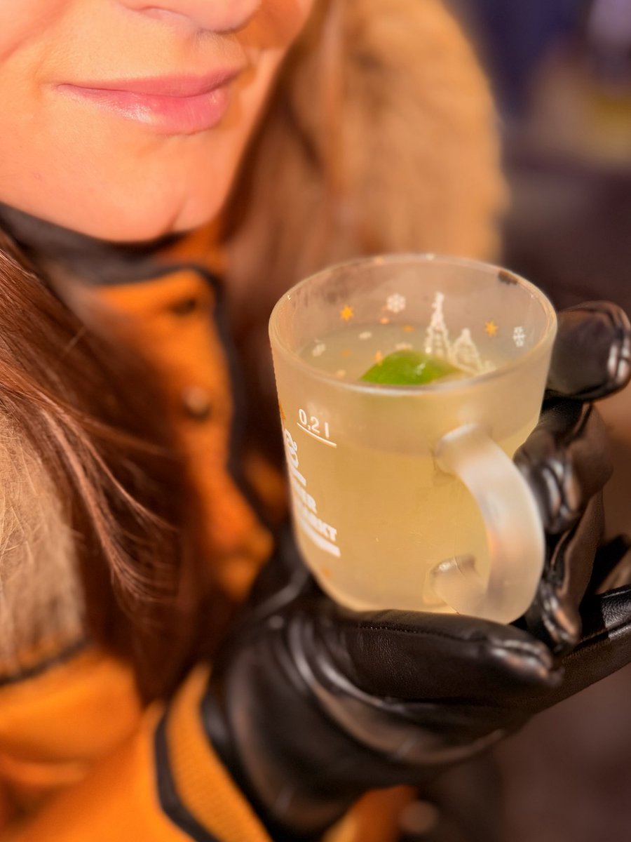 Dobré ráno!
Cítíte už ve vzduchu tu vánoční atmosféru? 🎄✨

Vánoce jsou už téměř za 14 dní… tak se přiznejte:

🎁 Jste ten typ, co má všechno hotové, upečené a teď jen hlídá, aby se cukroví záhadně „neztrácelo“?

😌 Ten, kdo to nehrotí, průběžně nakupuje a peče, a hlavně se