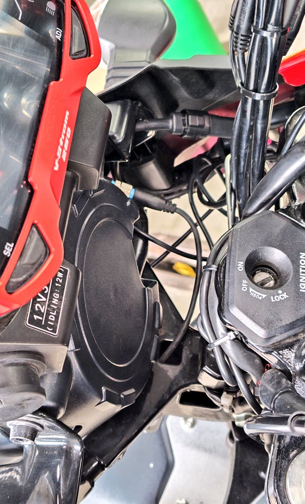 todaysgixxer's tweet photo. タナックス さんのスマートライドモニター 『#aio5play』
電源ケーブル一本だけ配線が要るのですが、今まではブレーキワイヤー等と一緒にしていたところ(2枚目)

2りんかんの整備士さんの助言を頂き、中央のフレームに沿わせる形へ(1枚目)変更🔧してみました!

携帯してて良かった鳩ポーチ(プチ工具箱) https://t.co/YUmmBtYl6r