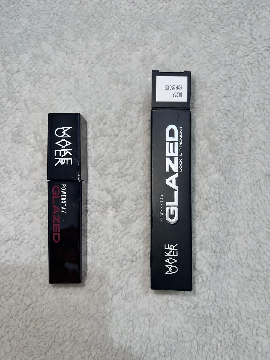 kwlllly's tweet photo. wts MAKE OVER powerstay glazed lock lip shade D11 Pompous | make over lip glazed | baruu sekali swatch ajaa, dijual karena gacocokkk. bisaa 🍊 yaa

price: 90k
#wts #lipglazedmakeover #makeover https://t.co/gBrYWUoi3X