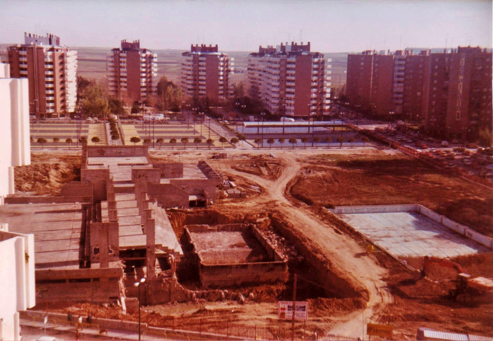 mostoleshoy's tweet photo. ¡Buenos días, Móstoles! En 1975, el polideportivo de Villafontana quedó a medio hacer y muchos lo llamaban “el templo de la droga”. Hoy cuesta creerlo al ver lo que somos. ¿Quién recuerda ese solar inmenso lleno de historias? Pongamos que hablo de #Móstoles https://t.co/VZW5lxNNHM