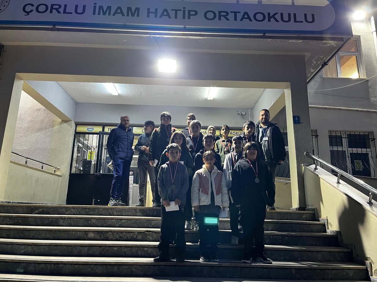 Kitap okuma yarışması ve değerlendirme sınavında başarılı olan öğrencilerimizi tebrik eder, başarılarının devamını dileriz.