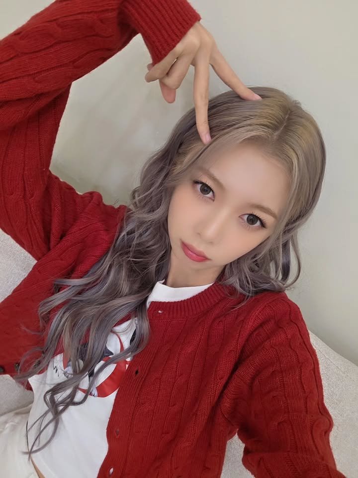 2Moori's tweet photo. [IG] 251209 DAMI

Second fan signing event ✍️
Thanks to Somnias, I’m sooo happy 🥰

(7p)
https://t.co/qKNNEhSaFI
#Damstagram https://t.co/F44Pn37grH