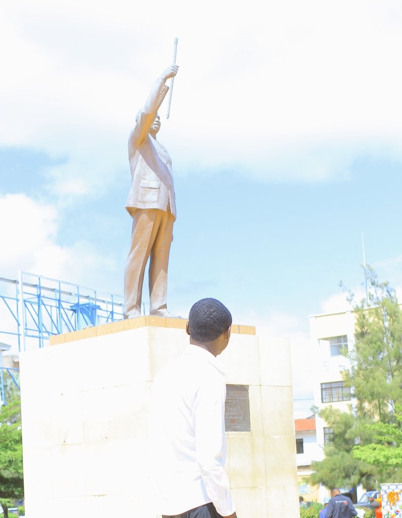 LamuRafael77's tweet image. 📍

Mwl Nyerere aliambiwa na Wamisionari achague kati ya siasa na ualimu.Machi 23,1955 Mwl aliacha rasmi kazi ya ualimu na kujitosa kikamilifu kwenye siasa.Uamuzi huo uliashiria mwanzo wa safari yake kama Kiongozi aliyejitoa kikamilifu kuikomboa Tanganyika.
#HappyIndependenceDay