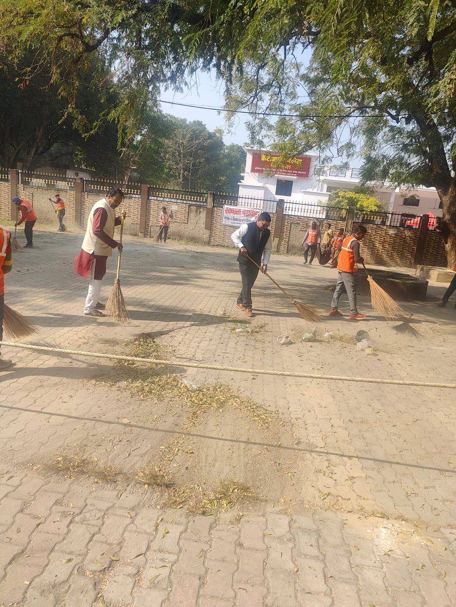 cballahabad's tweet photo. SHS2025: A special cleanliness drive was carried out across all 7 wards of Prayagraj Cantonment, ensuring cleaner roads, drains and public spaces. 🌿🧹. #SpecialCampaign5_0 #SHS2025 #SwachhBharat #Swachhotsav #SwachhataHiSeva2025
@pddecc https://t.co/mYk6KmfK0L