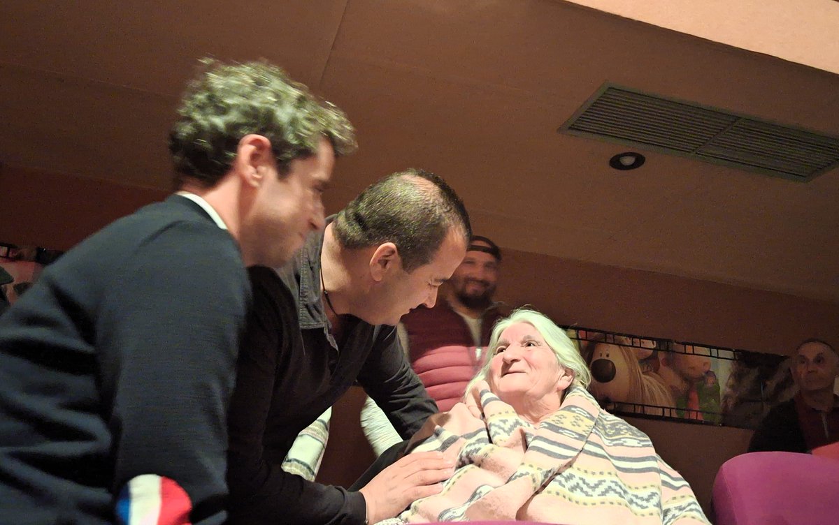 canardumidi's tweet photo. @LeBlogDuCinema "Lulu" a assisté à la projection en avant-première du documentaire d'Edouard Bergeon à #Carbonne. Victime d'un AVC, la maman de Jérôme Bayle est désormais rivée à un fauteuil roulant. L'ex-premier ministre @GabrielAttal était aussi invité. Il a maintenant... les coudées franches https://t.co/1uU4LOGTAr