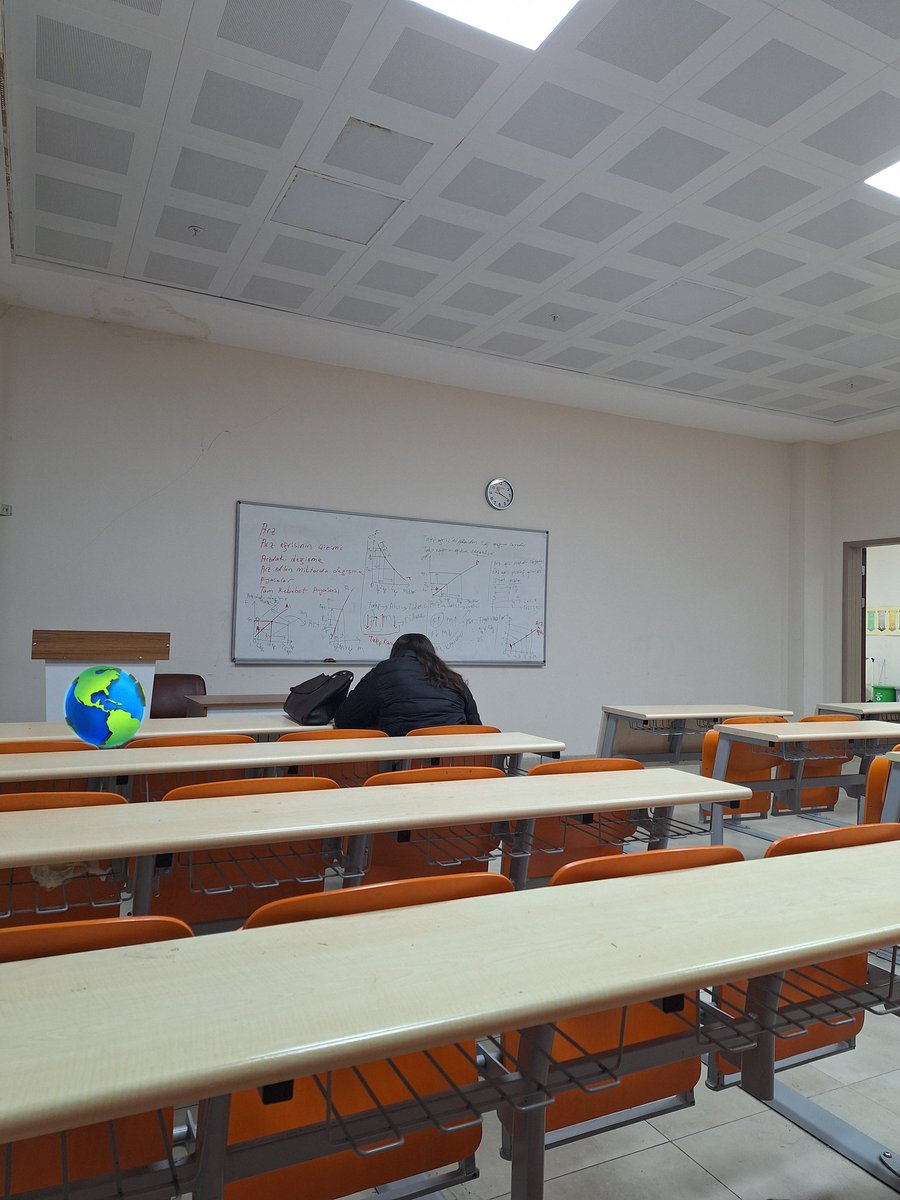 ilk kez derse saatinden önce geldim god neler oluyor🙏🏻