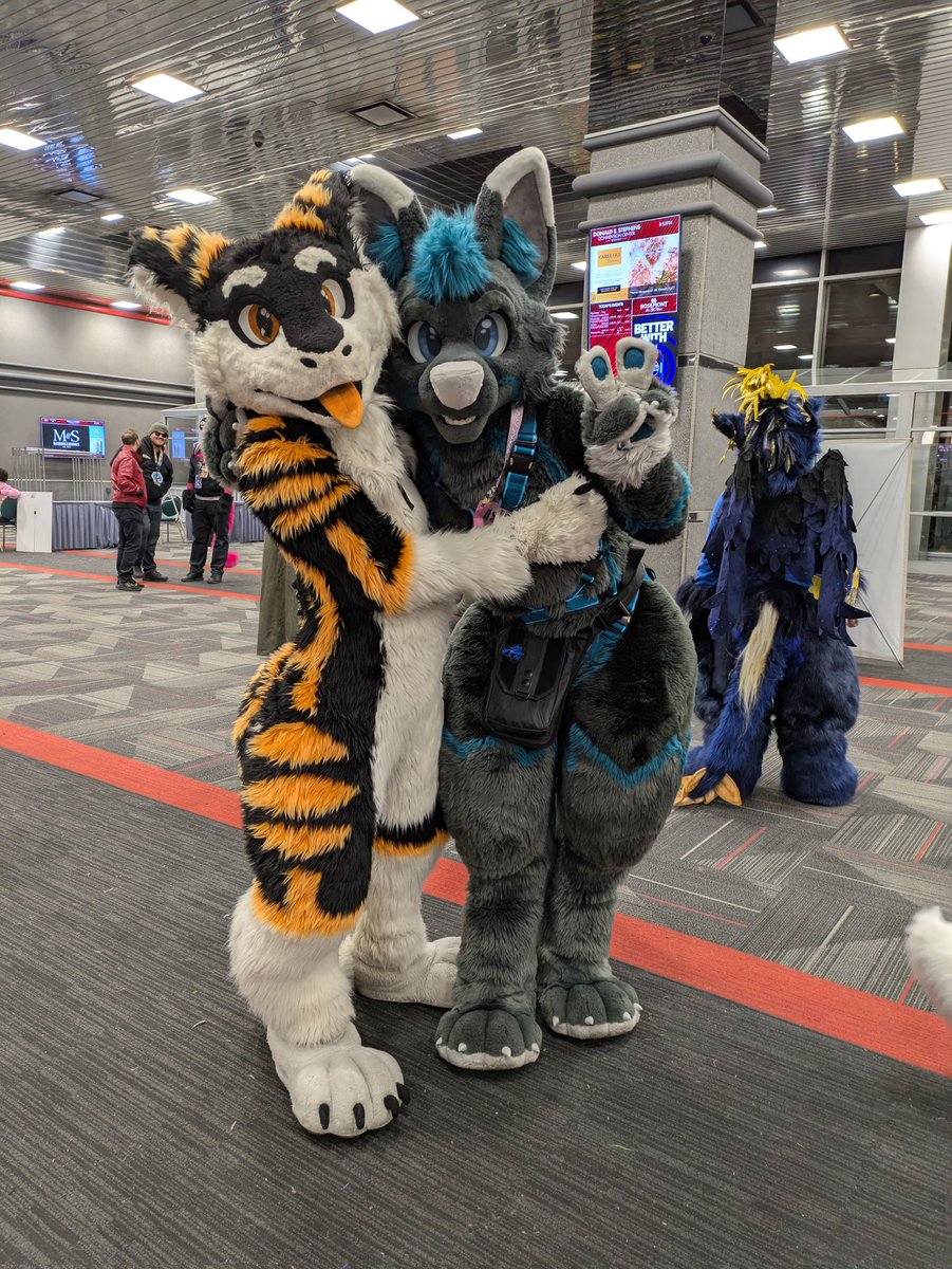 Always a pleasure to run into the escalator warlock <a href="/SilySox/">Sox</a> at a con...glad I was able to get a cute photo with him 🐺🧀🧡
