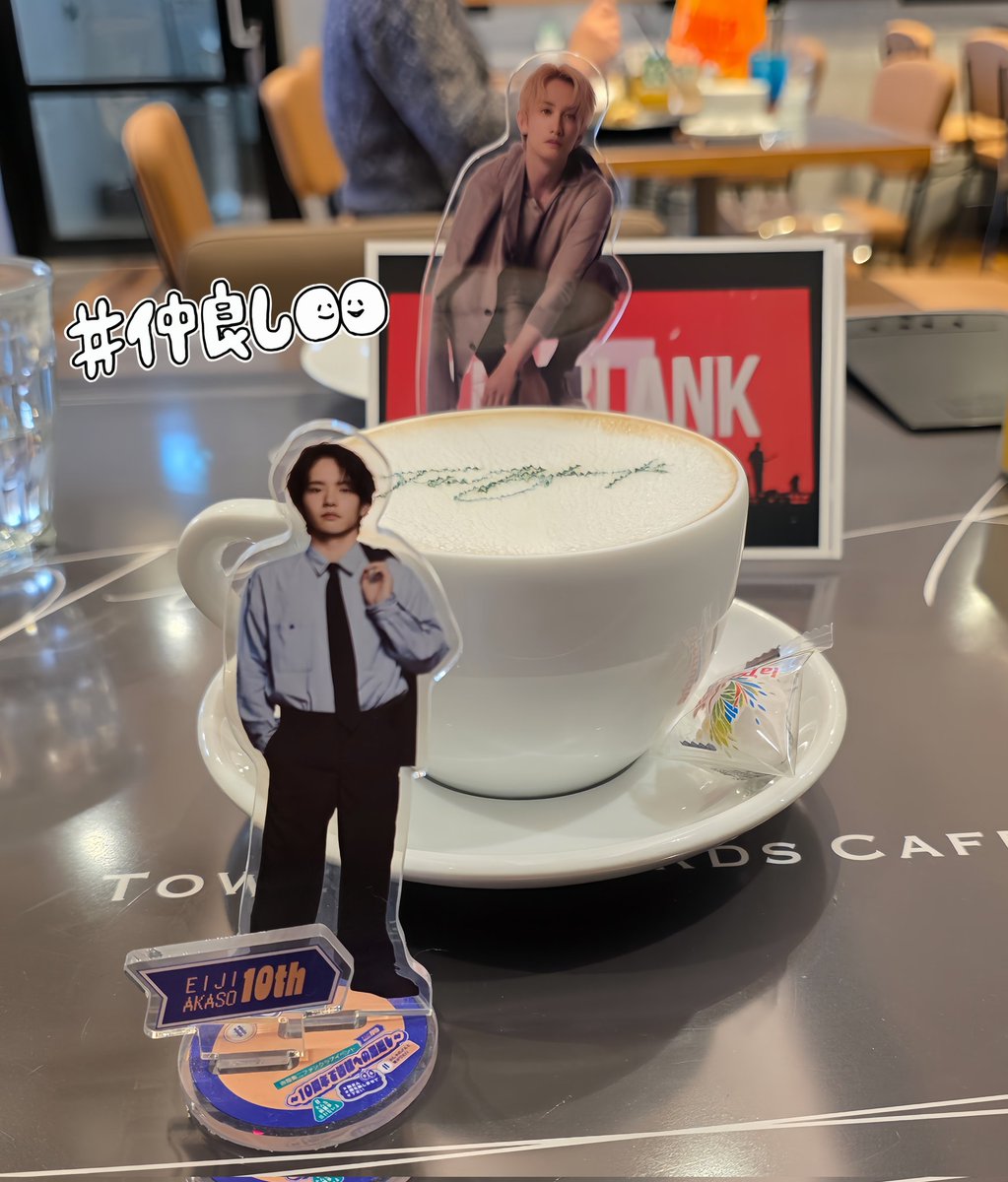 今日は一人で #グラスハートコラボカフェ 正面にモニターが見える席で