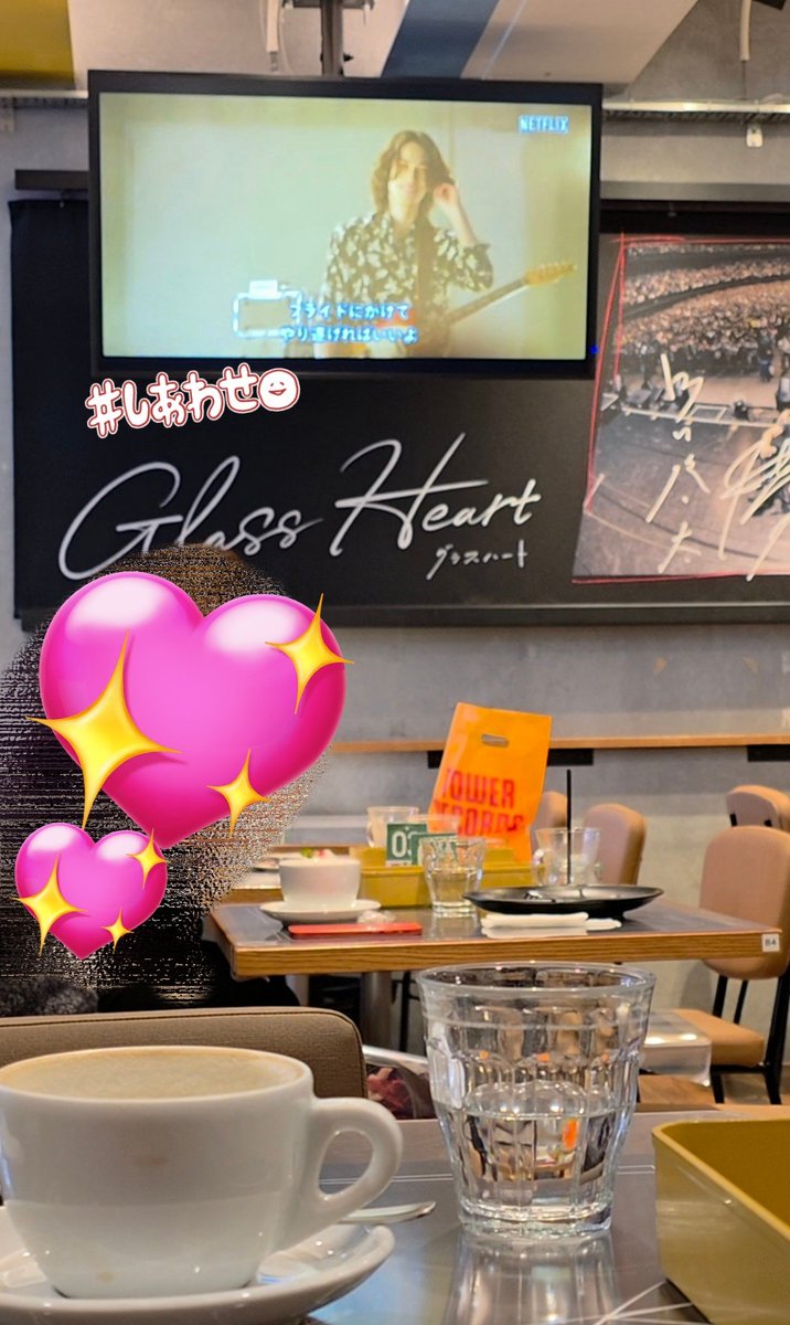 今日は一人で #グラスハートコラボカフェ 正面にモニターが見える席で