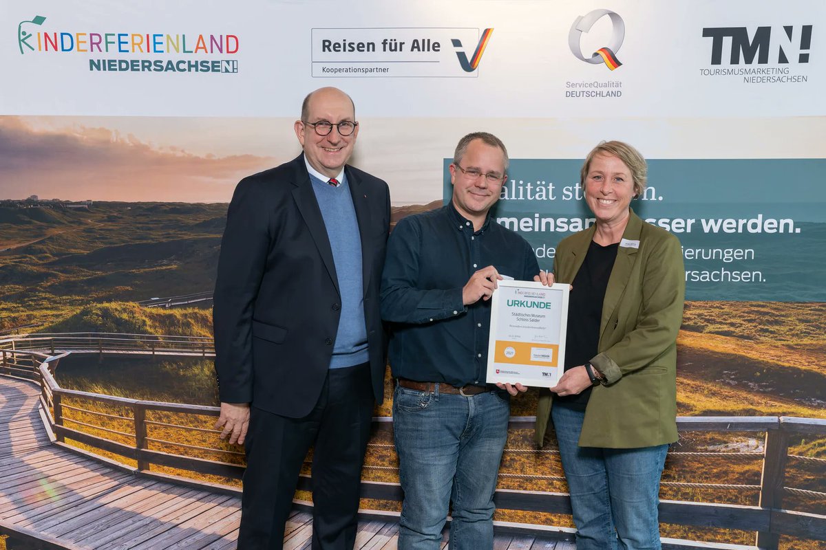 Das Team des Städtischen Museums Schloss Salder freut sich bei der Verleihung des Zertifikates „Kinderferienland“ in Hannover zum dritten Mal in Folge ausgezeichnet zu sein: salzgitter.de/pressemeldunge…
Foto: Marcus Prell