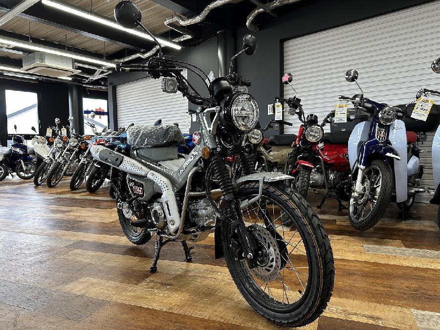UMEDIA17's tweet photo. みなさん、こんにちはユーメディア橋本店です🐤
【ホンダ　CT125　ハンターカブ】が 入荷致しました！   即納可能在庫になります！パールスモーキーグレー 1台のみです！  
ご検討中の方は橋本店まで！🙇‍♂️
TEL042-700-0380   
#CT125 #即納可能 #カブ #カブ125 https://t.co/Qtf8Kl7oGa