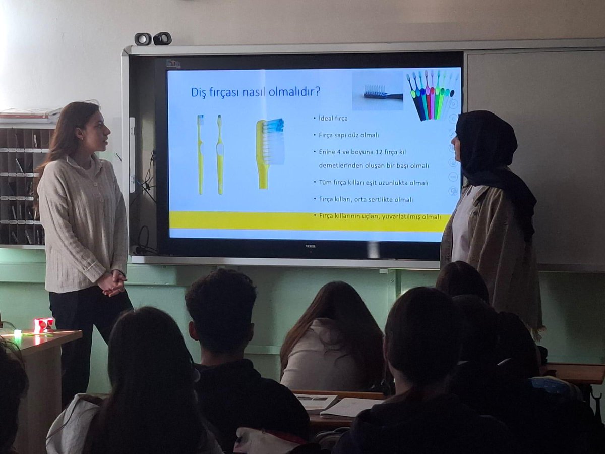 Fakültemiz Protetik Diş Tedavisi ABD Dr. Öğr. Üyesi Hüseyin ŞEKER ve intörn öğrencileri, Aydın Efeler Adnan Menderes Anadolu Lisesi öğrencilerine yönelik ağız ve diş sağlığı ile ilgili bilgiler aktarmanın yanısıra model üzerinde uygulamalı diş fırçalama eğitimi verdiler.
