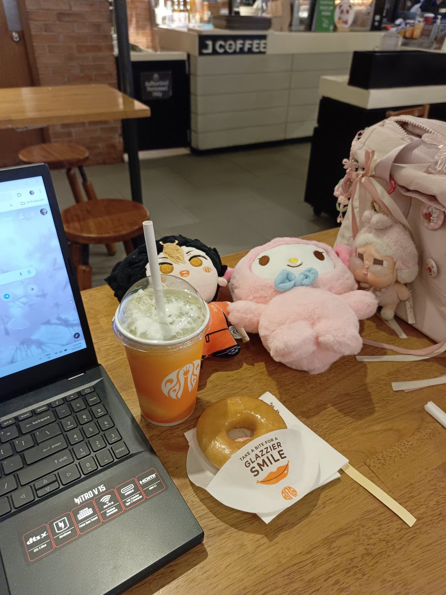 yoimehya's tweet image. attempting to study (i went to the arcade first 😭)