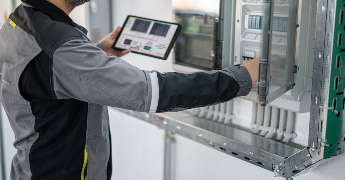 #DYK💡Digital technologies like #AI and smart grids are transforming #renewableenergy, making it more flexible and responsive. These innovations enable seamless grid operations &amp; improve forecasting for better management of #renewablepower supply. Read the full article: