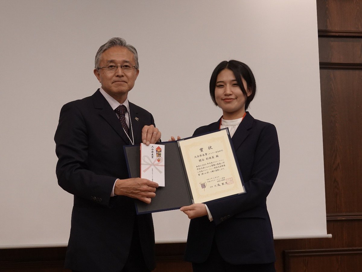 2025年11月7日（金）～8日（土）、県内で開催された日本ブドウ・ワイン学会2025甲府大会において、井上絵梨生命環境学域特任助教と本学大学院修士課程生命環境学専攻食物・ワイン科学コース2年の関谷彩侑菜さんが、それぞれ大会発表賞を受賞しました。
本学トピックス記事：yamanashi.ac.jp/56002