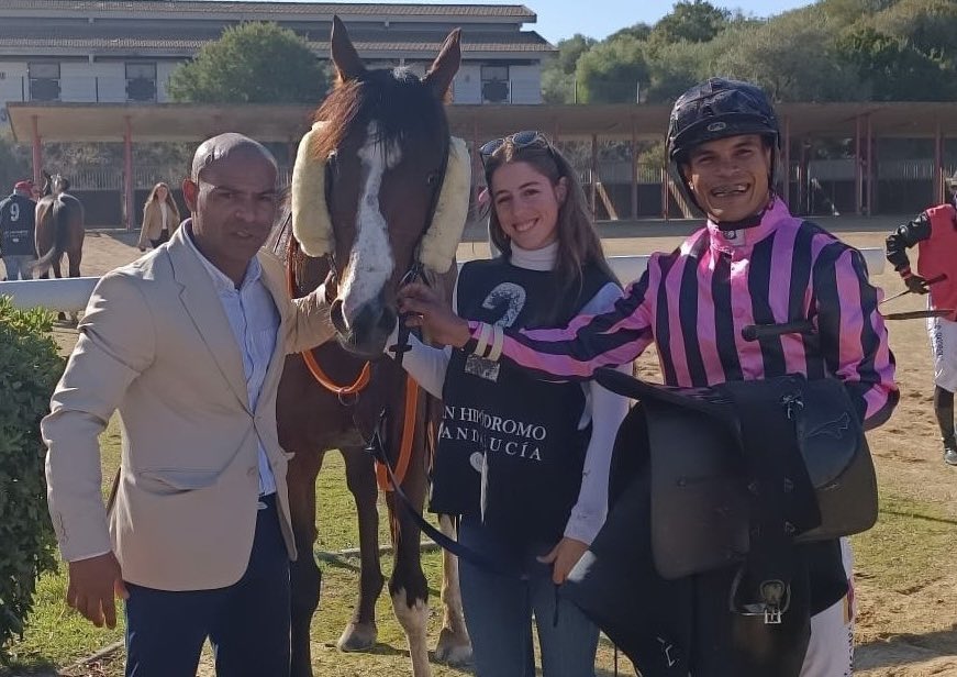 “Tiene un cambio de ritmo increíble y un corazón enorme. Ojalá todos los caballos fueran como él”. Gabriel Arguinzones, jockey de Tritón en la victoria número cien como semental de su padre Noozoh Canarias.