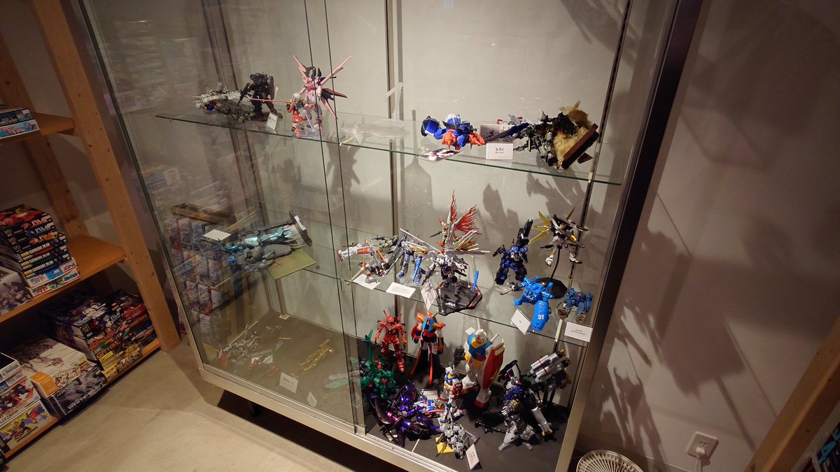 ガラスケース内のお客様の作品展示は地震の影響を受けてしまいました