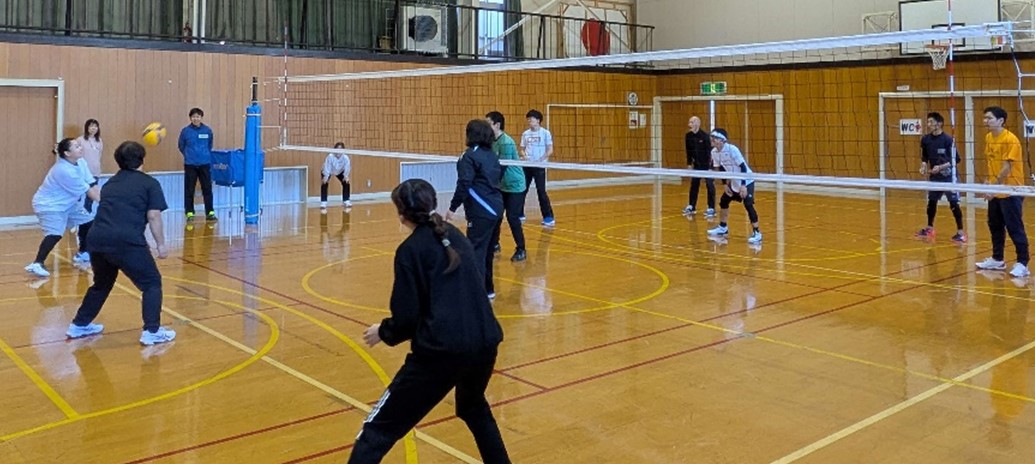 11月29日(土)、島根県立浜田ろう学校の体育館を会場に、聴覚障がいバレーボールの体験会を実施しました‼

聴覚障がいバレーボールチームは、2030年の島根かみあり全スポを一緒に目指すメンバーを引き続き募集しています☺️🙌

詳細はこちら（大会HP）▼
shimane-kamiari2030.jp/news/news_info…

#島根かみあり