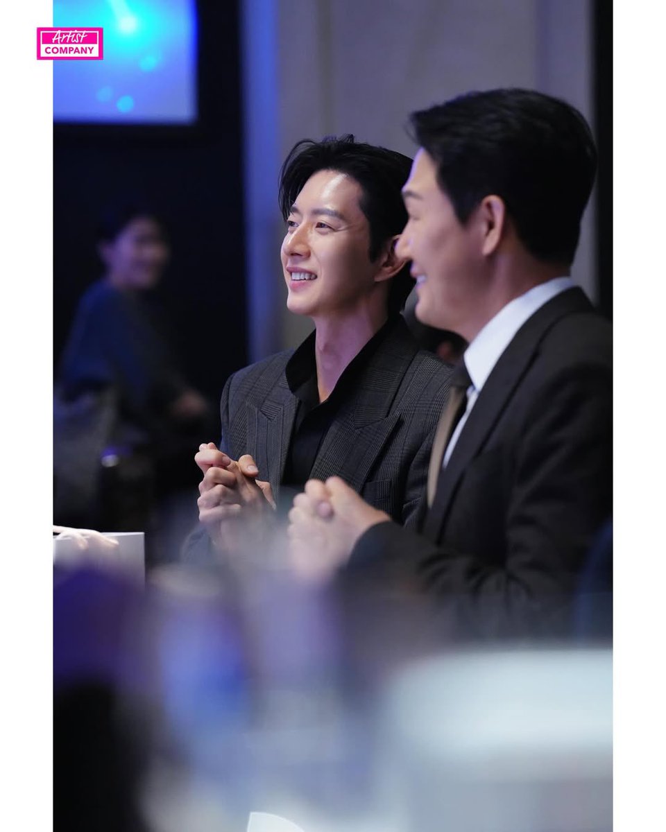 ArabHaeJin's tweet photo. 25.12.09 | صور
تحديث حساب وكالة Artist Company من حضوره وفوزه بجائزة في حفل Teddy’s awards: "تهانينا للممثل بارك هيجين بفوزه بجائزة teddy 🏆👏🏻"
(1-2) https://t.co/e3WVi2bstv