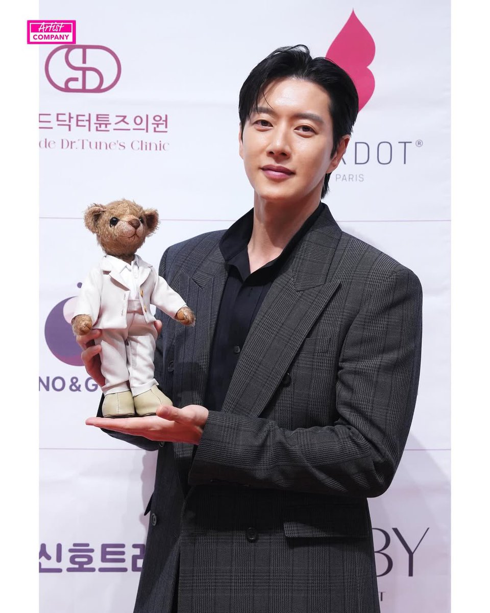 ArabHaeJin's tweet photo. 25.12.09 | صور
تحديث حساب وكالة Artist Company من حضوره وفوزه بجائزة في حفل Teddy’s awards: "تهانينا للممثل بارك هيجين بفوزه بجائزة teddy 🏆👏🏻"
(2-2) https://t.co/oxh6UvkNsM