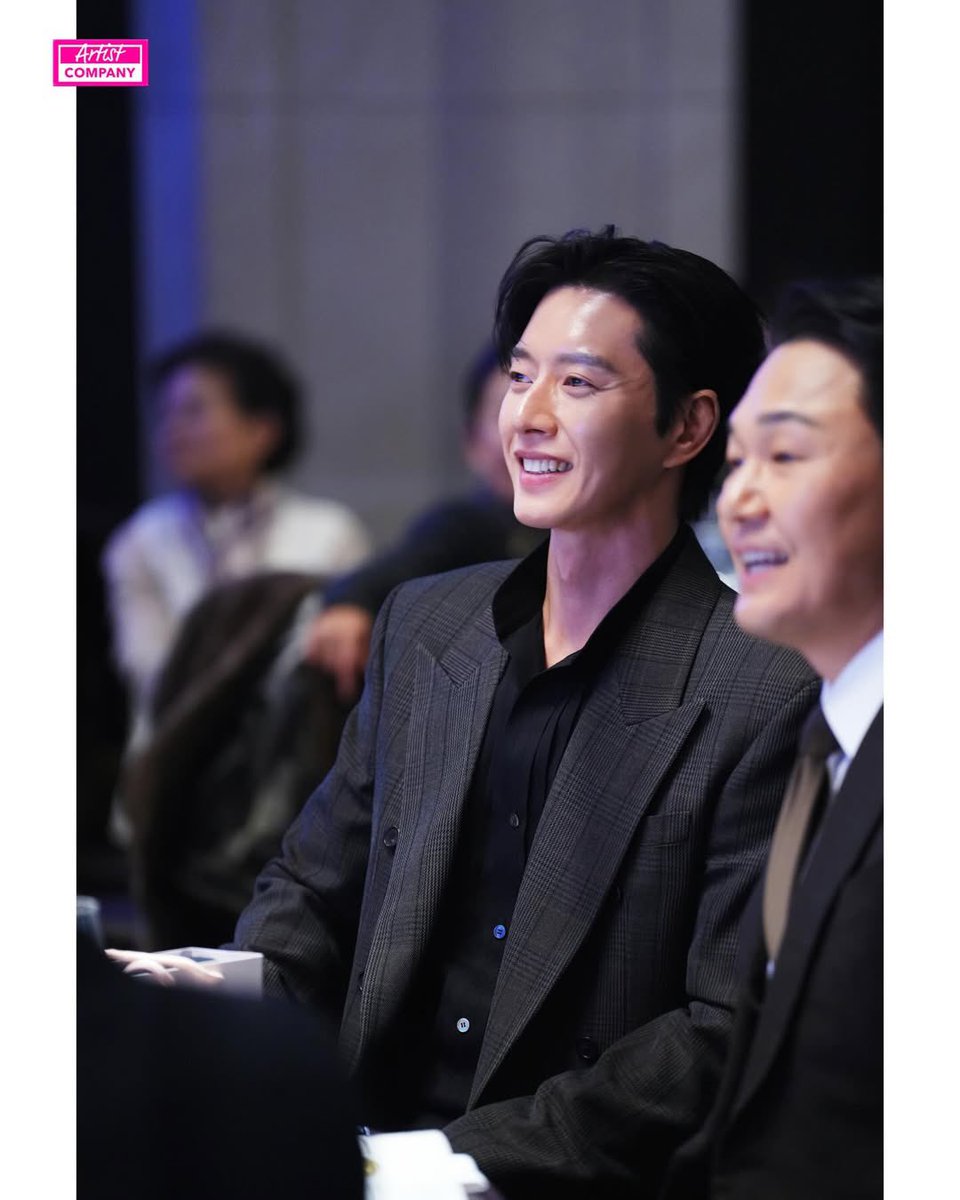 ArabHaeJin's tweet photo. 25.12.09 | صور
تحديث حساب وكالة Artist Company من حضوره وفوزه بجائزة في حفل Teddy’s awards: "تهانينا للممثل بارك هيجين بفوزه بجائزة teddy 🏆👏🏻"
(2-2) https://t.co/oxh6UvkNsM