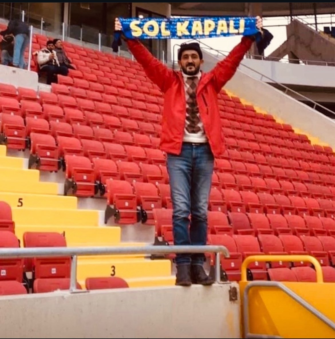 “Oralara söyle sana iyi baksın, üzmesin, kızmasın, kıyamasın kimse sana.” 

Canımız, ağabeyimiz İsmail Akkaya (İskoç)’nın fizikî olarak aramızdan ayrılışının 4. yılında sevgi, özlem ve rahmetle anıyoruz.