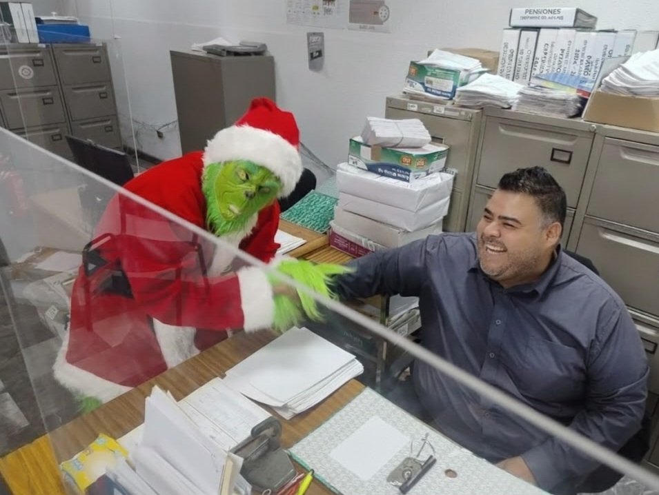 Hoy recibimos la visita del GRINCH en la oficina!