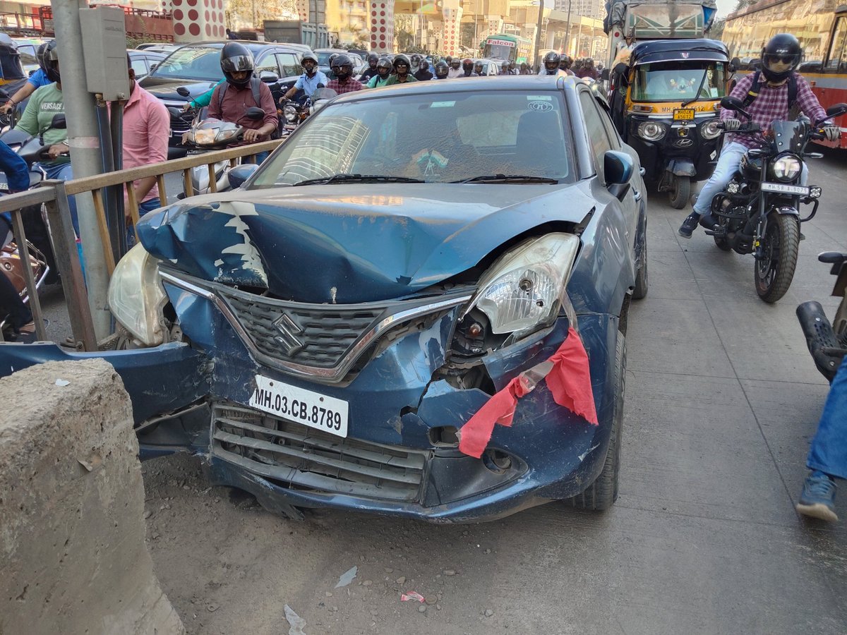 Atulkvaghasiya's tweet photo. मीरा रोड ईस्ट ठाकुर मॉल के सामने काफी चैंबर्स का काम है अधूरा बार-बार  होता है इसमें एक्सीडेंट गटर है गहरी कभी बड़ा हादसा हो सकता है जिसको जल्द से जल्द बनाया जाए @mbmc @nitin_gadkari @mybmc @CMOMaharashtra @MumbaiPolice @DarshanSoniCRPC @burkul_sandeep @TV9Marathi @tv9gujarati https://t.co/n3SNb8Y7Q2