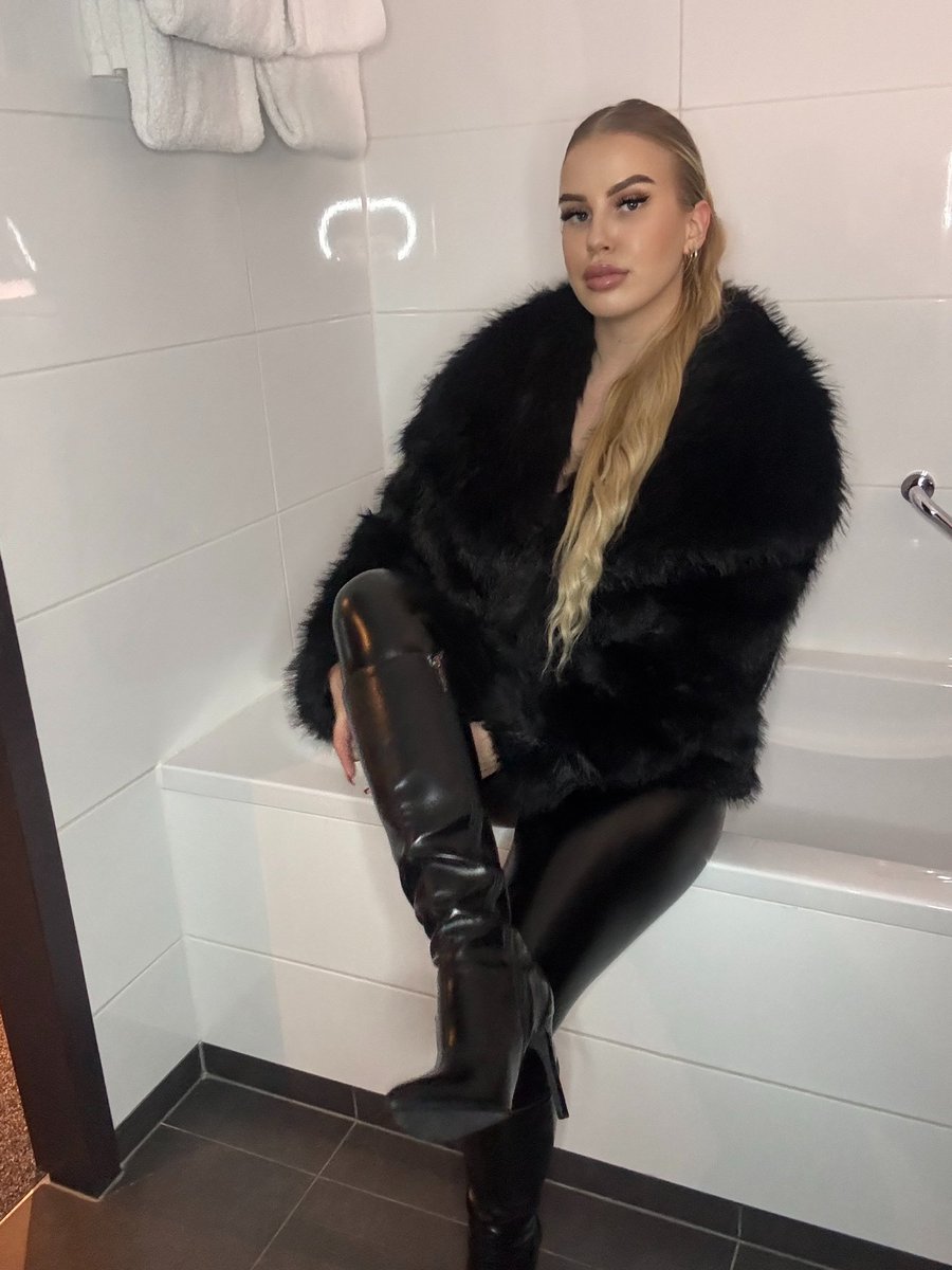 Du bist vielleicht dieser große Chef bei der Arbeit, aber jetzt bin ich dran. 😁😅😉

Like, folge und retweete

Miene Telegramm 

t.me/Goddess_tina2