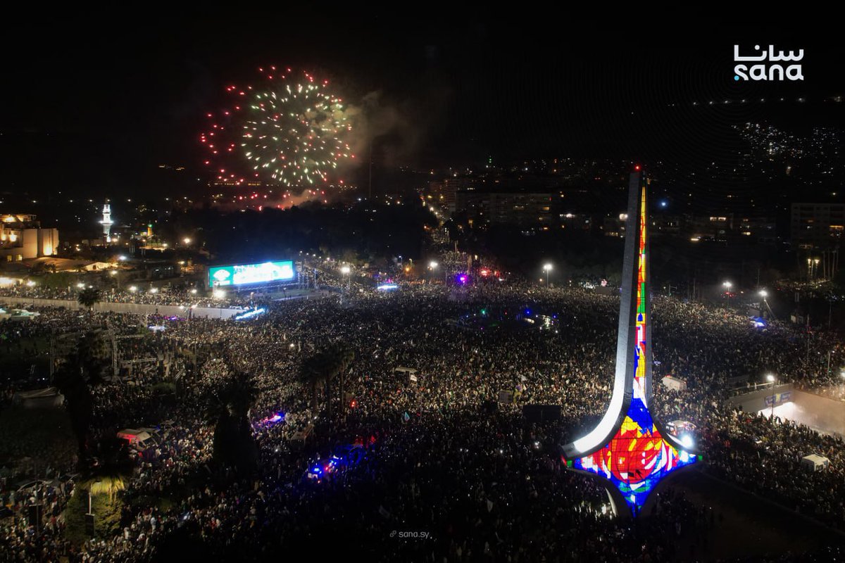 سأصدمكم بحقيقة مؤلمة يعرفها الجميع 
تخيلوا أن يكون كل من في هذه الصورة شهداء 
نفس هذا العدد الظاهر في الصورة هو عدد الذين استشهدوا لنكون هنا دون خوف
نحو مليون إنسان ضحوا لأجل هذه الفرحة ودفعوا ثمن خلاصنا من دمائهم لننعم بالحرية الأبدية
كونوا أوفياء لهم.. لقضيتهم التي حملونا