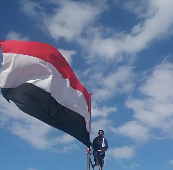 يبدو أن العلم اليمني الذي أُهين من قبل مليشيا وأدوات العدوان في المحافظات المحتلة … رح يرفرف قريباً في سماء الرياض وأبوظبي.