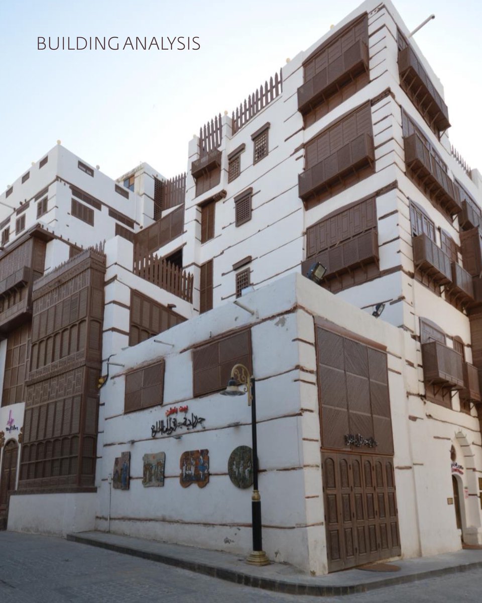 يستند تشكيل المباني في جدة التاريخية إلى حرفية عالية ومهارة معمارية دقيقة في ابتكار وتخليق الشكل العمراني، حيث تتميز هذه المباني بطابع خاص يعتمد على الأبعاد المعمارية المدروسة وتعريف الفضاءات الداخلية بطريقة تعكس الفهم العميق للبيئة والمناخ ومتطلبات الساكن. وتُعد المشربيات أحد