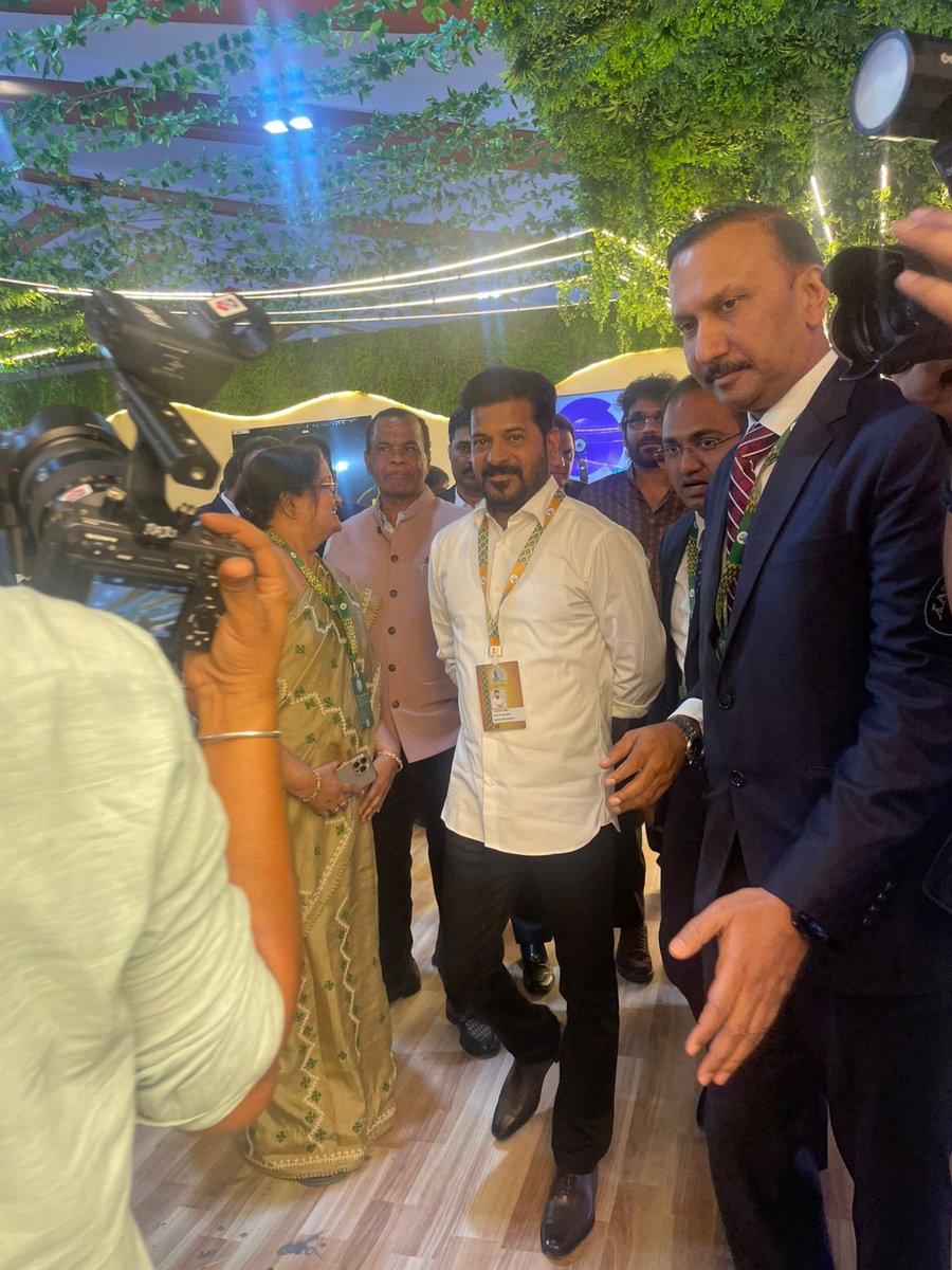 tgspdcl's tweet image. Hon’ble Chief Minister, Deputy Chief Minister, and Principal Secretary Shri Navin Mittal, TGSPDCL CMD along with other esteemed ministers, visited our Energy Department’s NET ZERO Stall at the Telangana Rising Global Summit-2025. @GlobalSummitTG @revanth_anumula @Bhatti_Mallu