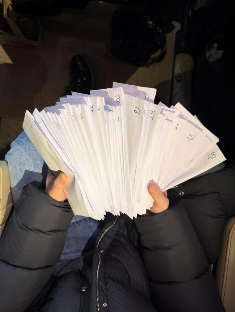 Дуучин Болд мундаг хүн шүү. Эх нялхсийн  эмнэлэгт удаан эмчлүүлж буй хүүхдүүд , хөдөө орон нутагаас ирж эмчлүүлж байгаа хүүхдүүдэд эмчилгээнд нэмэр болсон бна… Өмнөөс бүүр баярлаад хайр хүрчихлээ 🥰