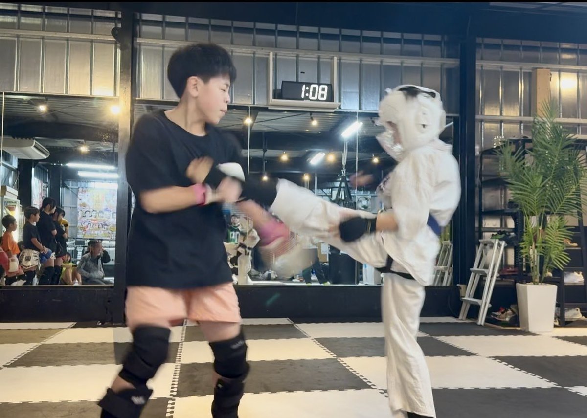 SRKLAB0409's tweet photo. 先日は祥龍館空手の選手とS.R.K Jr.選手の合同練習を行いました🥋🥊

ルールの違う競技ですが同じ格闘技であり、みんな強さを求めて日々頑張っている選手たち🔥
お互い学ぶことがあり足りないものも気づけた時間でした‼️

祥龍館のみんなありがとう‼️

#栃木県キックボクシングジム #栃木県空手道場 https://t.co/yFiFQ42CGG