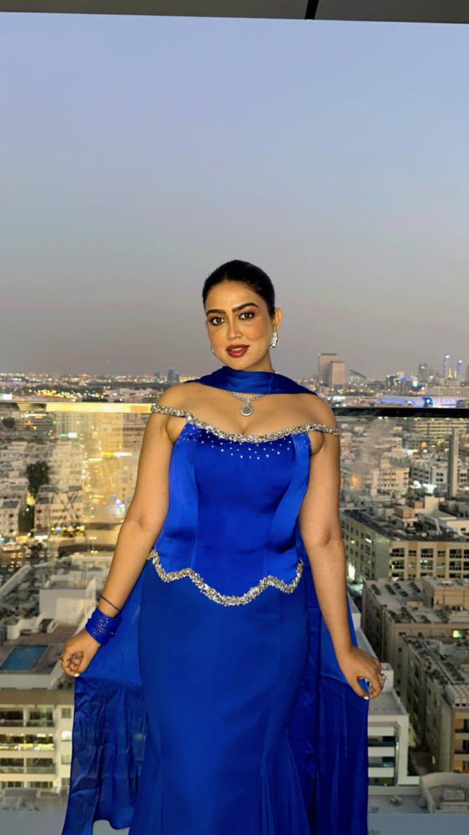 IamRaagini's tweet photo. Elegance in every shade of blue… and confidence in every glance.

#raaginisutradhar #EleganceInBlue #BlueGlam #EveningGlow #CityLightsVibes #RoyalLook #BlueElegance #StunningInBlue #GlamDiaries #StyleStatement #ElegancePersonified #ConfidenceInEveryGlance #FashionVibes #Queen https://t.co/qQyErgRsox