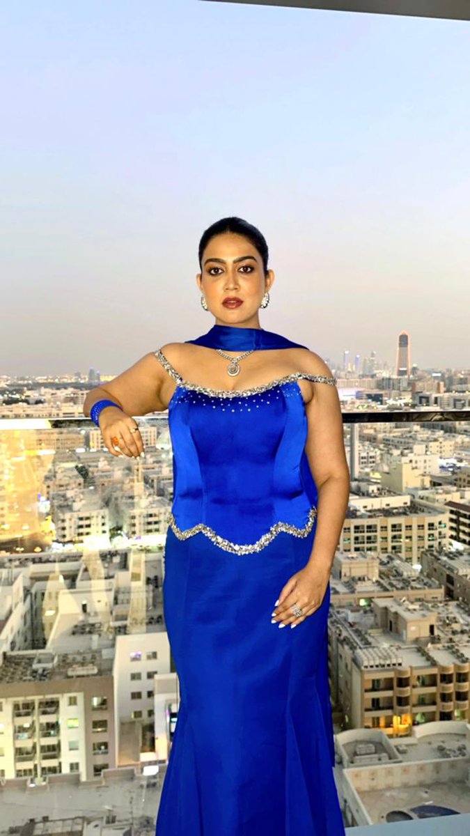 IamRaagini's tweet photo. Elegance in every shade of blue… and confidence in every glance.

#raaginisutradhar #EleganceInBlue #BlueGlam #EveningGlow #CityLightsVibes #RoyalLook #BlueElegance #StunningInBlue #GlamDiaries #StyleStatement #ElegancePersonified #ConfidenceInEveryGlance #FashionVibes #Queen https://t.co/qQyErgRsox