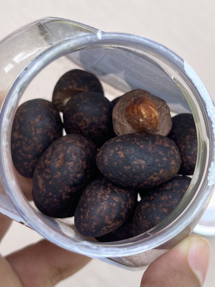 apolokacang's tweet image. BUT WAIT… indonesia actually has a local choco brand with this level too 😭☝🏼