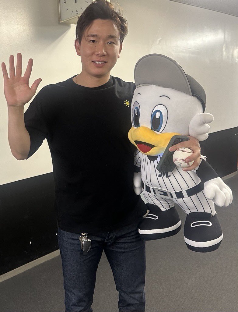 「地元・九州のチームで、新たな気持ちで一から頑張りたいと思います！」と #中村稔弥 投手。
最後はお立ち台に上がり、嬉しそうにヒーローマーくんを持ち帰った際の1枚。
またお会いできるのを楽しみにしています！
#chibalotte #広報