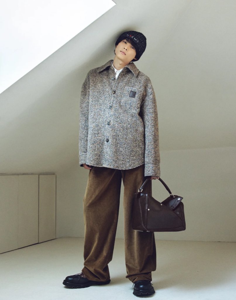 「伝統と現代性を融合させ、洗練された自分らしさ」をブランドイメージとしてるロエベを纏ってる松村北斗さん本当に良い………端正で可愛らしい顔立ちと上品な雰囲気に合いすぎてる……