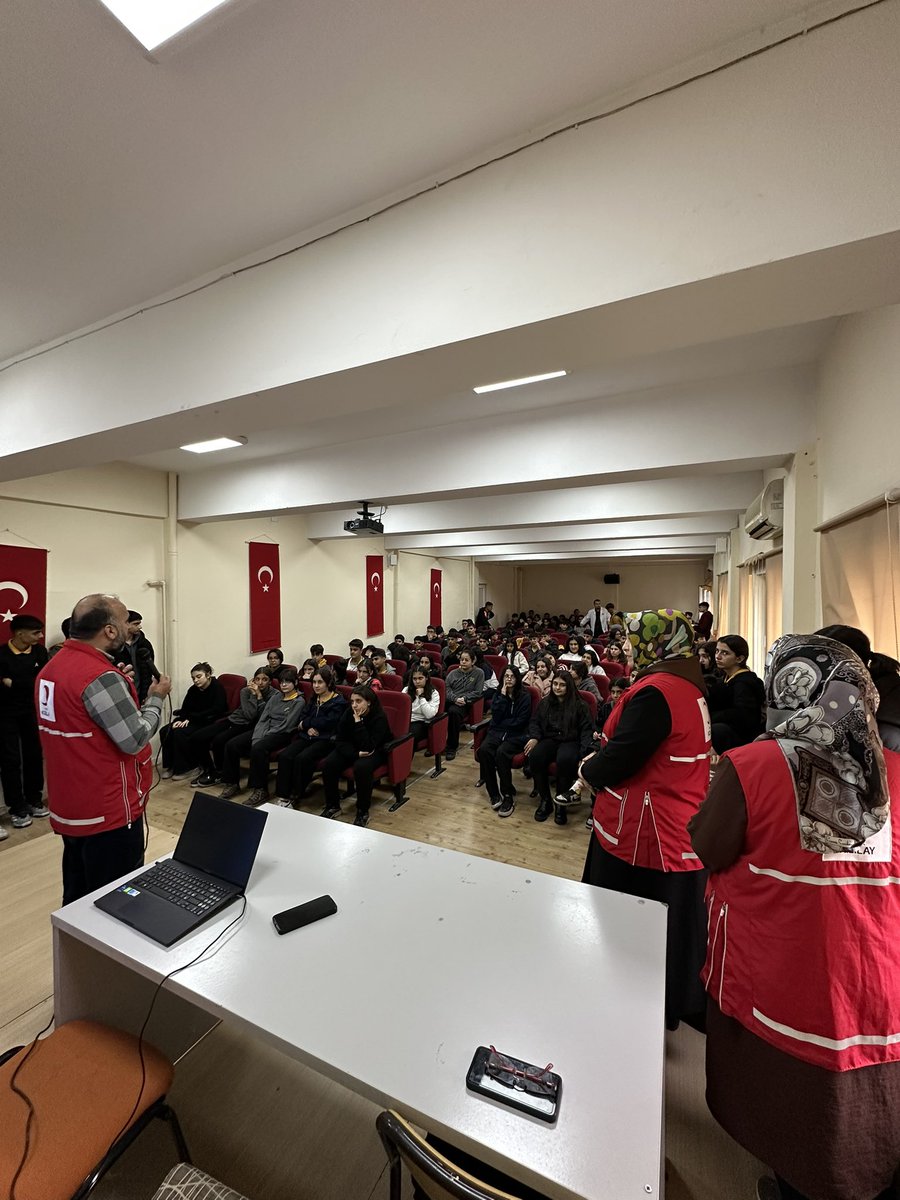 8Lisesi's tweet photo. Yenişehir Diyarbakır Kızılay  Şubesi uzman personelleri tarafından okulumuz öğrencilerine “Afet Bilinçlendirme ve İklim değişikliği” semineri verildi.. https://t.co/M6ehjZl02z