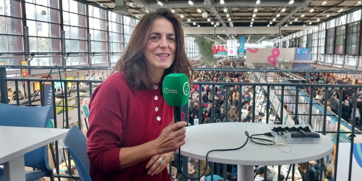 🎙️ ELKARRIZKETA | Eider Rodriguez. Idazlea.

«Nire begiekin ikusten dudan hori jaso nahi dut ipuinetan, ez egunkari edo saiakeretakoak» 
 
euskalirratiak.eus/elkarrizketak/…