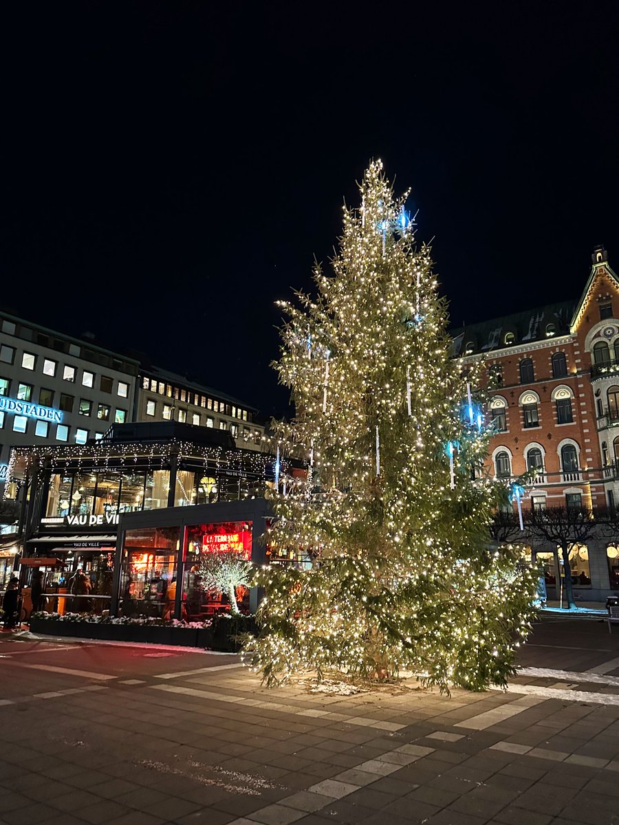 rebecca5key's tweet photo. Good morning
Next up on my list of #lesserknown Christmas tunes is this one from Green Day - ‘Xmas Time of Year’ https://t.co/BNZjX6Orj2
Makes a change from the usual songs they blare out in the supermarket?! 🤣
For me, out of 5, I’ll rate it 🎄🎄🎄
You?
📷 Stockholm last year https://t.co/Z735xMDiYH